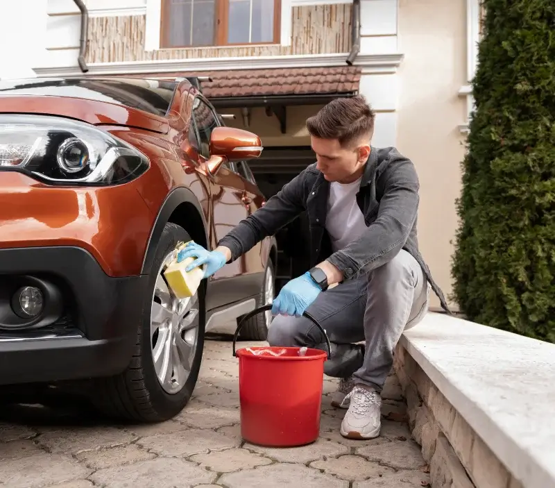 Lavage auto à domicile Cayrols : professionnel intervenant sur un véhicule
